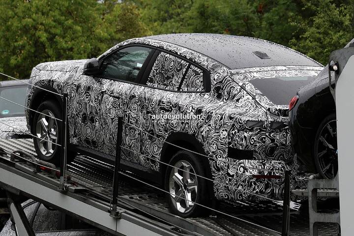 2027-bmw-x2-spied-in-a-premiere-wearing-neue-klasse-newcarscoops_1