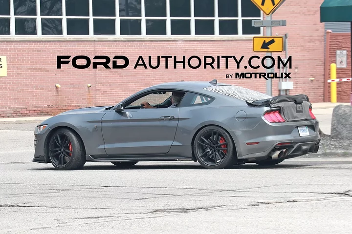 Ford-Mustang-Shelby-GT500-Prototype-Spy-Shots-Potential-S650-GT500-Mule-July-2023-Exterior-006