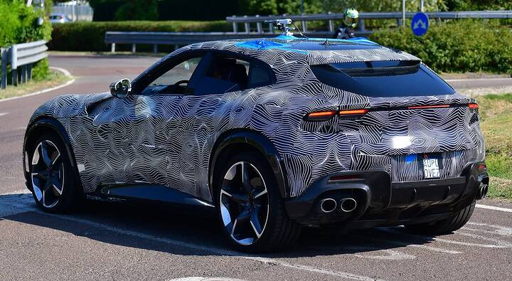 I caught this fully camouflaged Purosangue last week in front of the Ferrari factory in Maranell (1)