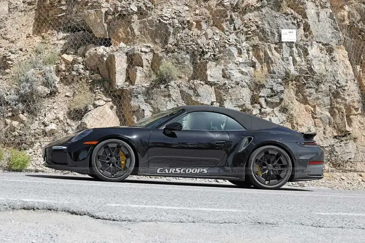 Porsche-911-Turbo-convertible-scoop-00001-1024x684