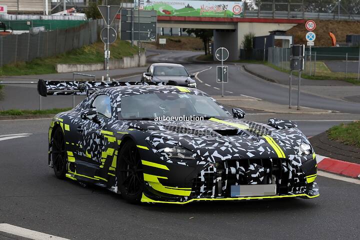 mercedes-amgs-new-gt-black-series-looks-like-a-track-monster-in-fresh-scoops_3