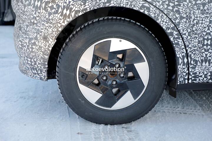 imgi_100_hyundai-ioniq-3-prototype-caught-charging-in-the-cold-shows-mild-manners_23