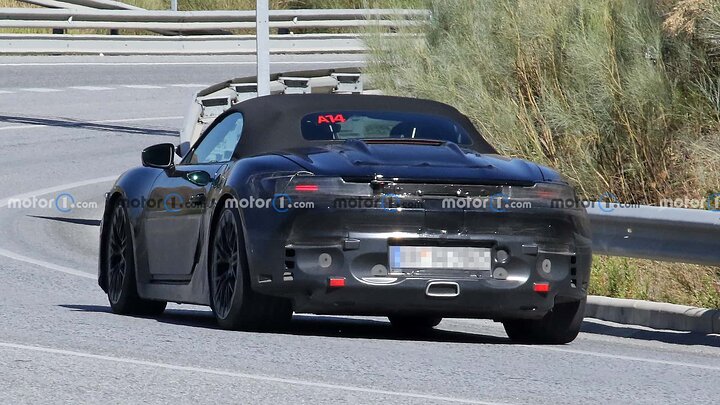 2025-porsche-boxster-ev-spied-with-final-headlights-and-taillights (10)