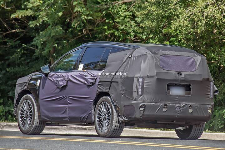 2025-hyundai-ioniq-9-spied-inside-and-out-looks-proper-for-a-us-made-three-row-suv_27