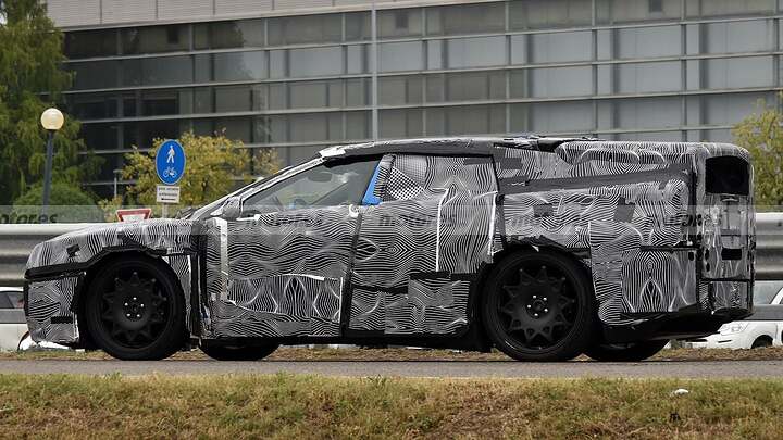 El primer eléctrico de Ferrari cazado durante la fase de pruebas estrenando camuflaje 9