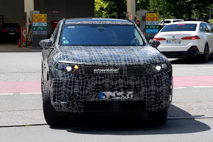 imgi_43_new-2027-bmw-x5-spy-photos-reveal-new-panoramic-display_5