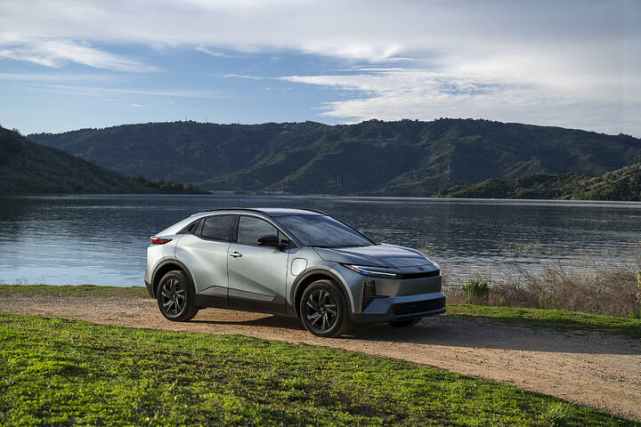 2026_Toyota_C-HR_SE_Overcast_002_NR