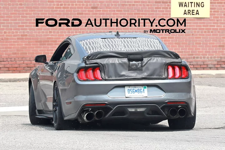 Ford-Mustang-Shelby-GT500-Prototype-Spy-Shots-Potential-S650-GT500-Mule-July-2023-Exterior-010