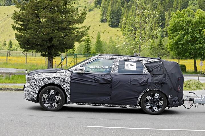 2027-kia-seltos-shows-tasman-inspired-grille-in-latest-spy-photos_14