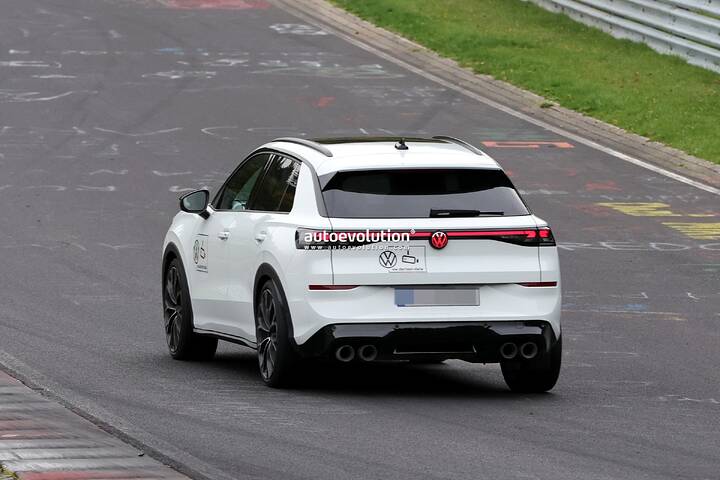 2027-volkswagen-t-roc-r-drops-camo-at-the-nurburgring-looks-ready-for-unveiling_10