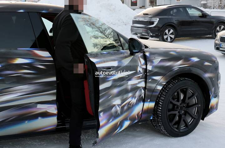 imgi_67_bentley-s-first-production-ev-shows-porsche-cayenne-electric-inspired-cockpit_16