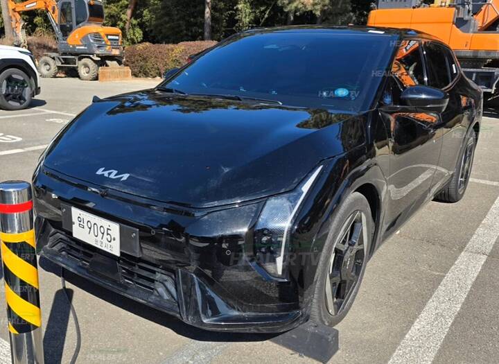 2025 Kia EV4 GT-line sedan_image (1)