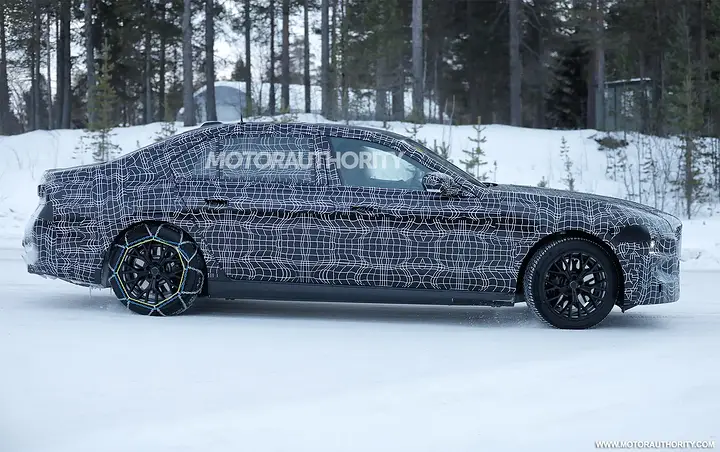2027 BMW 7-Series facelift spy shots - Photo via Baldauf