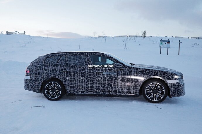 2024-bmw-i5-joining-its-gas-guzzling-brethren-with-electric-power_24