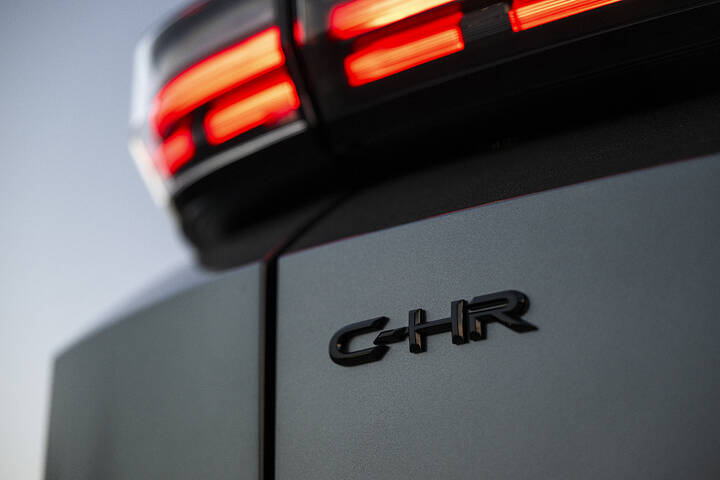 2026_Toyota_C-HR_SE_Overcast_015_NR