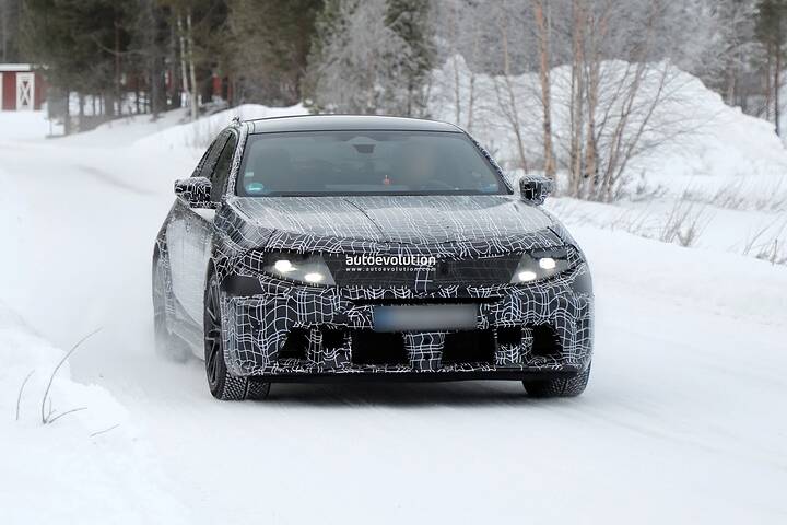 2028-bmw-m5-lci-spied-winter-testing-shows-neue-klasse-styling-cues_4