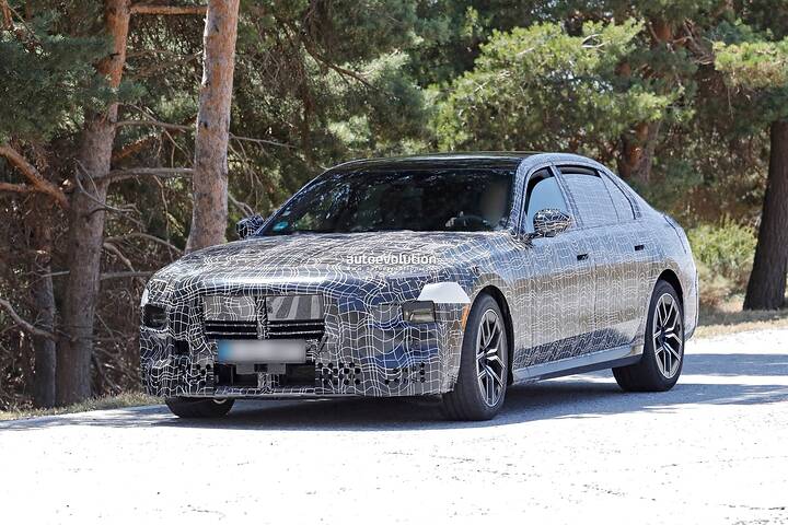 imgi_33_2027-bmw-7-series-facelift-captured-flaunting-production-lights-255777_1