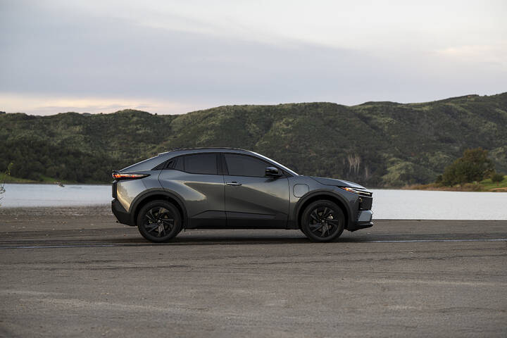 2026_Toyota_C-HR_SE_Overcast_011_NR