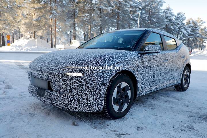imgi_109_hyundai-ioniq-3-prototype-caught-charging-in-the-cold-shows-mild-manners_32