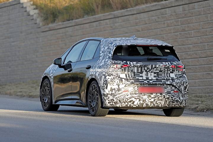 imgi_44_2026-cupra-born-spied-with-refreshed-front-bumper-headlights-and-taillights_12