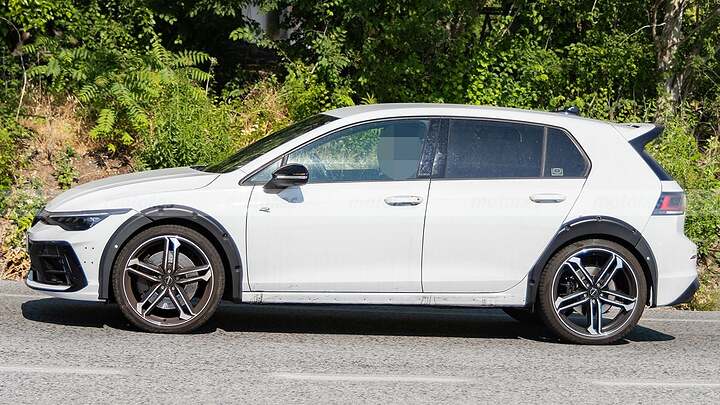 Volkswagen dudó sobre su continuidad pero habrá un nuevo T-Roc R, y estas fotos espía lo confirman 5