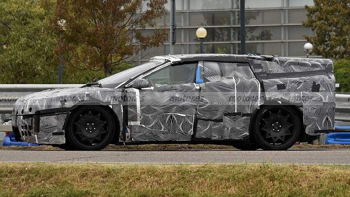 El primer eléctrico de Ferrari cazado durante la fase de pruebas estrenando camuflaje 5