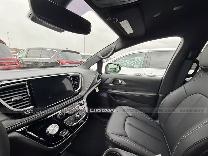 2027-Chrysler-Pacifica--newcarscoops_001-2048x1536