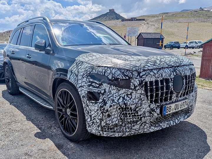2026 Mercedes-AMG GLS facelift spotted in 🇪🇸 during mountain testing. #mercedesamggls #mercedesgls #spotted #testvehicle #spyshots #testmule #camouflage #erlkoenig