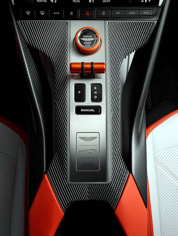 Aston Martin Valen_15