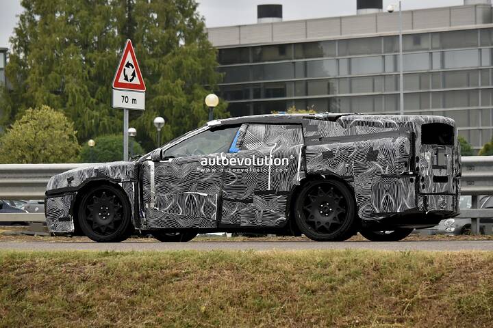 imgi_145_2027-ferrari-elettrica-what-we-know-about-maranellos-first-electric-production-car_31