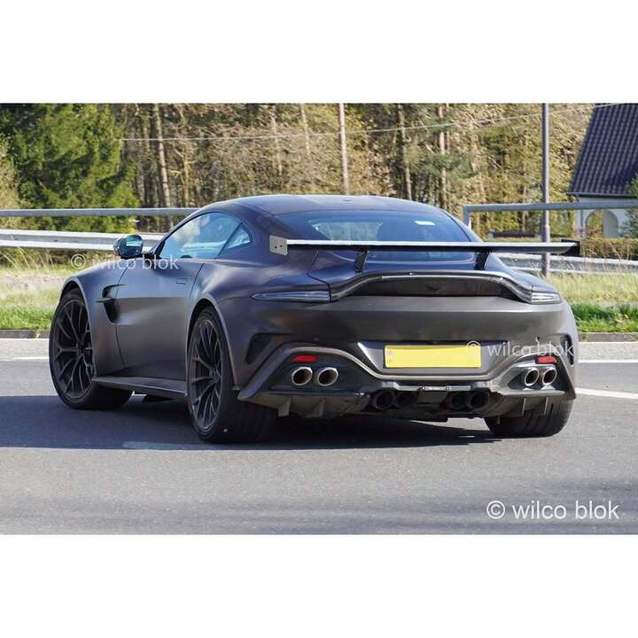 This prototype features 4 real exhaust pipes and 4 that are just there for the show- is this a  (3)