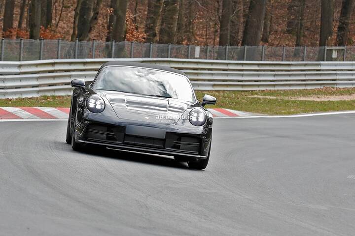 2025-porsche-911-spied-with-minimal-camouflage-will-debut-summer-2024_14