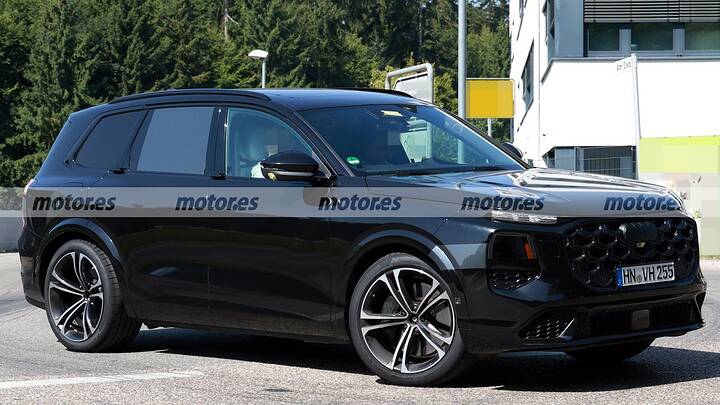 The new 2026 Audi SQ7 shows off its new camouflage in these spy photos, its debut is getting closer.