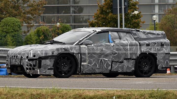 El primer eléctrico de Ferrari cazado durante la fase de pruebas estrenando camuflaje 2