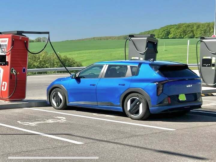 All electric Kia EV4 Hatchback spotted on charging station in Slovakia. #kiaev4 #kiaev4hatchback #spotted #testing #spyshots #erlkoenig #prototype #testvehicle