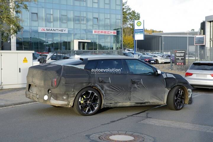 imgi_13_kias-ev4-gt-sedan-hits-the-open-road-for-testing-could-pack-roughly-400-hp-thumbnail_8