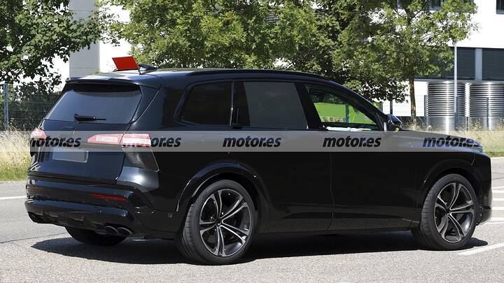 The new 2026 Audi SQ7 shows off its new camouflage in these spy photos, its debut is getting closer.