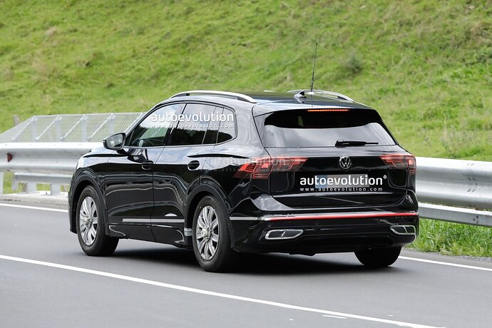 2023-volkswagen-tiguan-spied-for-the-first-time-has-deceiving-camouflage_9