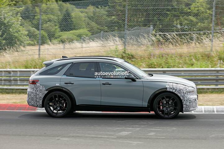 spy-photos-2027-genesis-gv70-hybrid-looks-fast-at-the-nurburgring-nordschleife_5