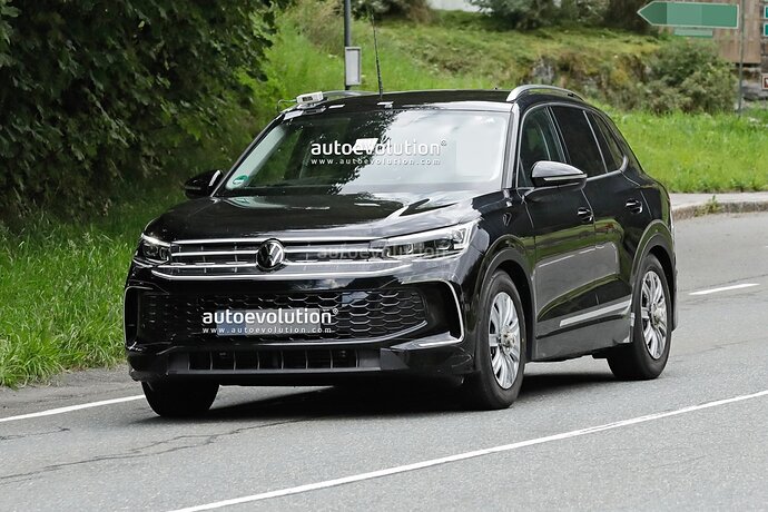 2023-volkswagen-tiguan-spied-for-the-first-time-has-deceiving-camouflage_2