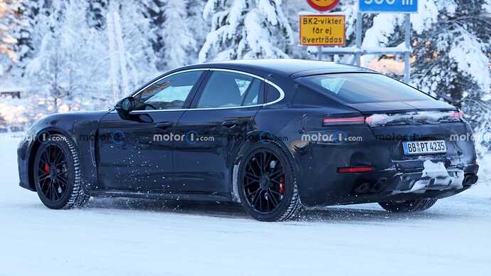 porsche-panamera-centerlock-wheels-spy-photos (10)