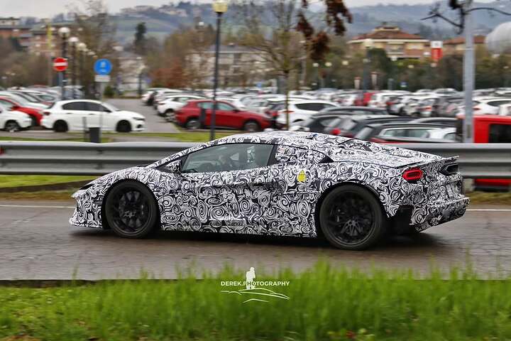 Waiting in Maranello.. crossed this lamborghini temerario roadster my lens! Ofcourse this car i.heic (1)