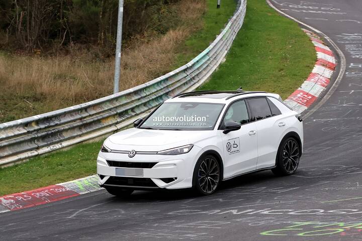 2027-volkswagen-t-roc-r-drops-camo-at-the-nurburgring-looks-ready-for-unveiling_4