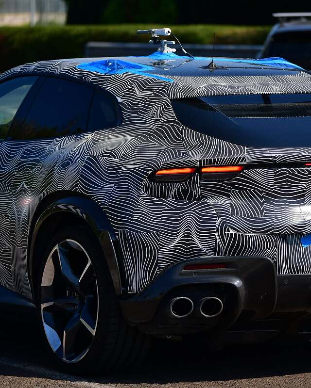 I caught this fully camouflaged Purosangue last week in front of the Ferrari factory in Maranell (3)