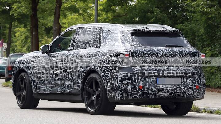 BMW ya prueba el iX5 M70 xDrive, no parece un super-SUV eléctrico pero va a volar 12