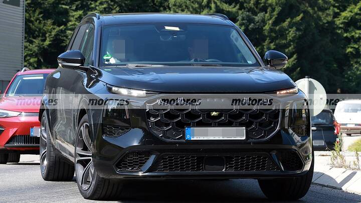 The new 2026 Audi SQ7 shows off its new camouflage in these spy photos, its debut is getting closer.