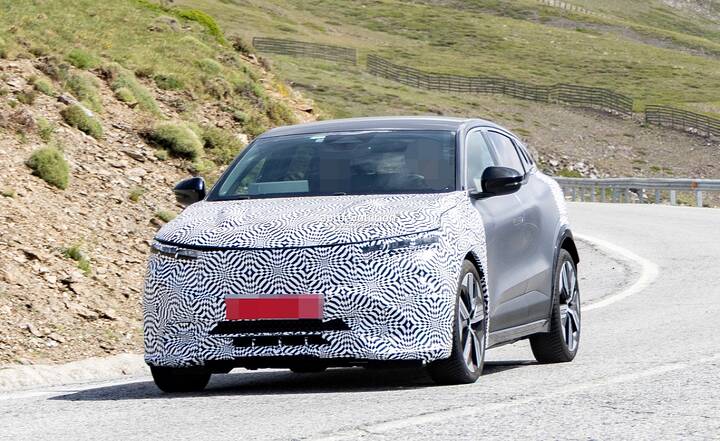 2026-renault-megane-e-tech-electric-spied-hiding-its-restyled-face-new-batteries-incoming_1