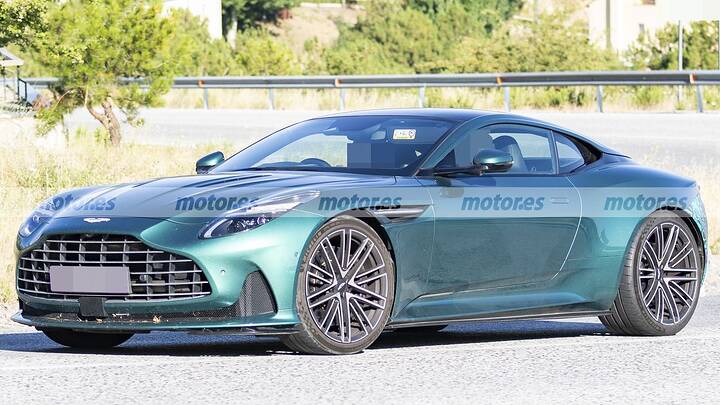 Cazado el próximo DB12 AMR en pruebas, esta mula de Aston Martin deja claro que habrá más de 700 CV 9