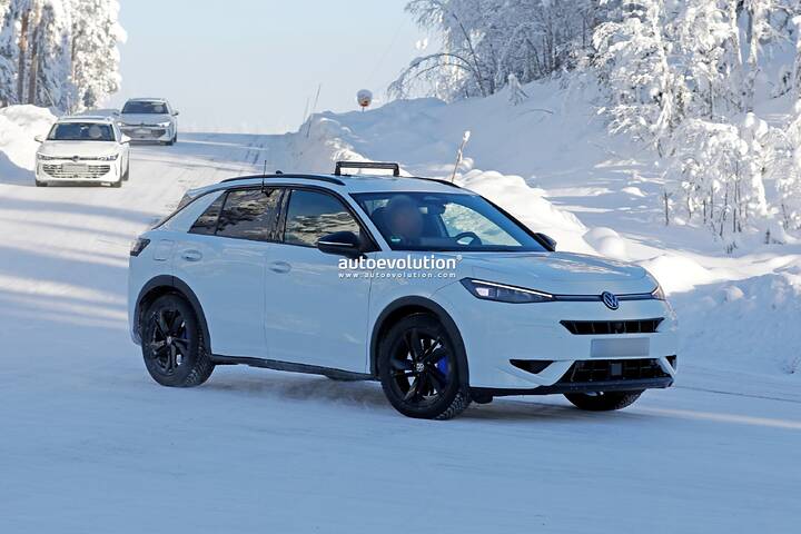 imgi_45_2027-volkswagen-t-roc-r-spied-packing-golf-r-thrills_5
