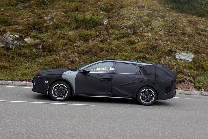 2026-kia-k4-wagon-spied-high-altitude-testing_10